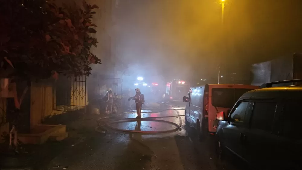 İstanbul Avcılar'da çorap üretim atölyesi yangında kül oldu 