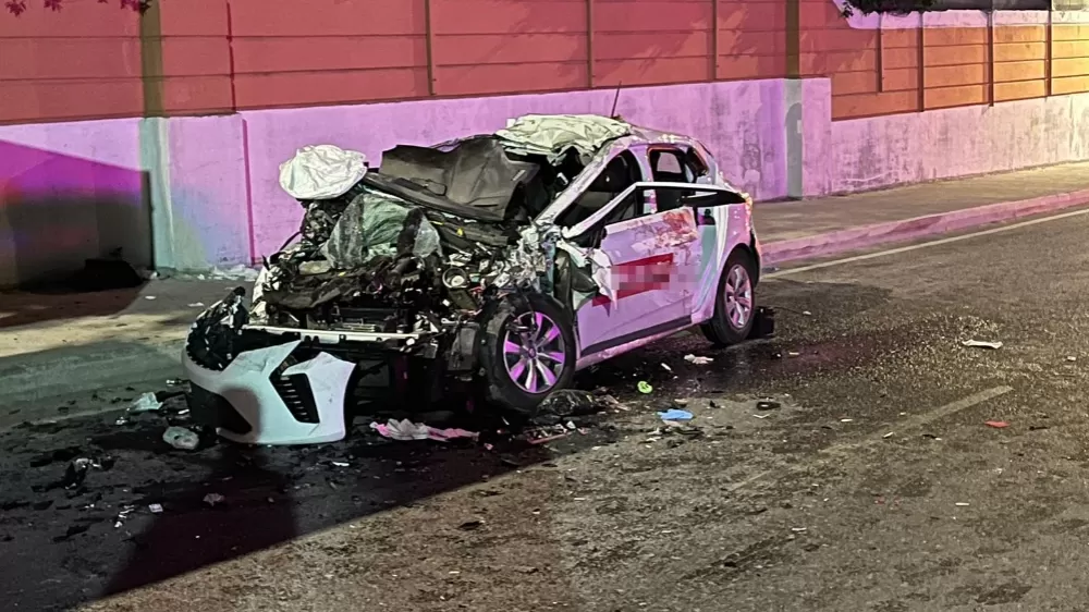    İstanbul Büyükçekmece’de otomobil, TIR’a arkadan çarptı 1 ölü, 3 ağır 4 yaralı