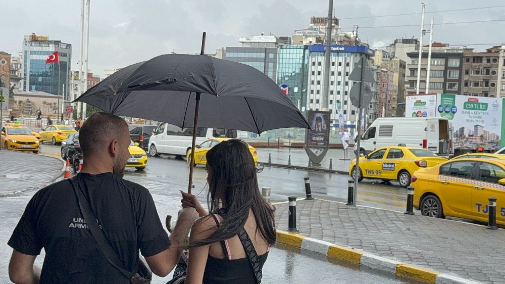 İstanbul’da yağmur etkili oldu: Taksim Meydanı ve çevresinde bazı vatandaşlar şemsiye açtı