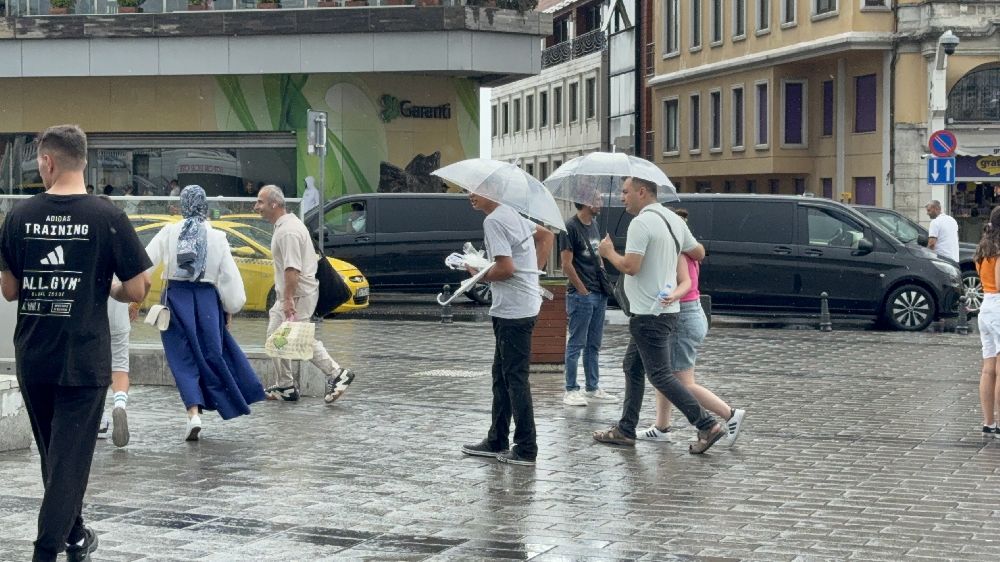 İstanbul’da yağmur etkili oldu: Taksim Meydanı ve çevresinde bazı vatandaşlar şemsiye açtı