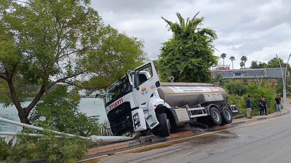 İtfaiyeye ait su tankeri kontrolden çıktı, önce ağaca sonra elektrik direğine çarptı