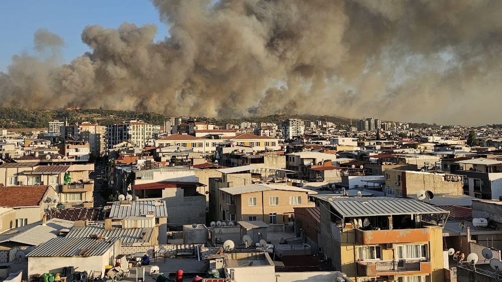 İzmir Buca'daki Orman Yangınına Havadan Müdahale sürüyor 