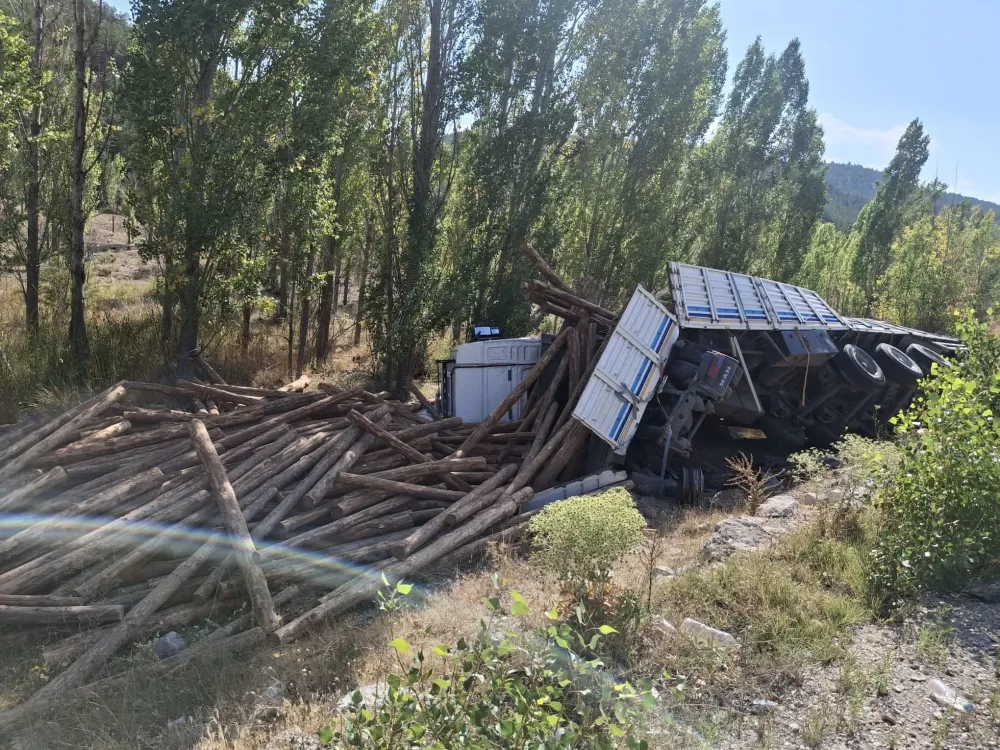 Beyşehir Antalya karayolu ve Konya Beyşehir yolunda mermer blok ve tomruk taşıyan tırlar devrildi 2 yaralı