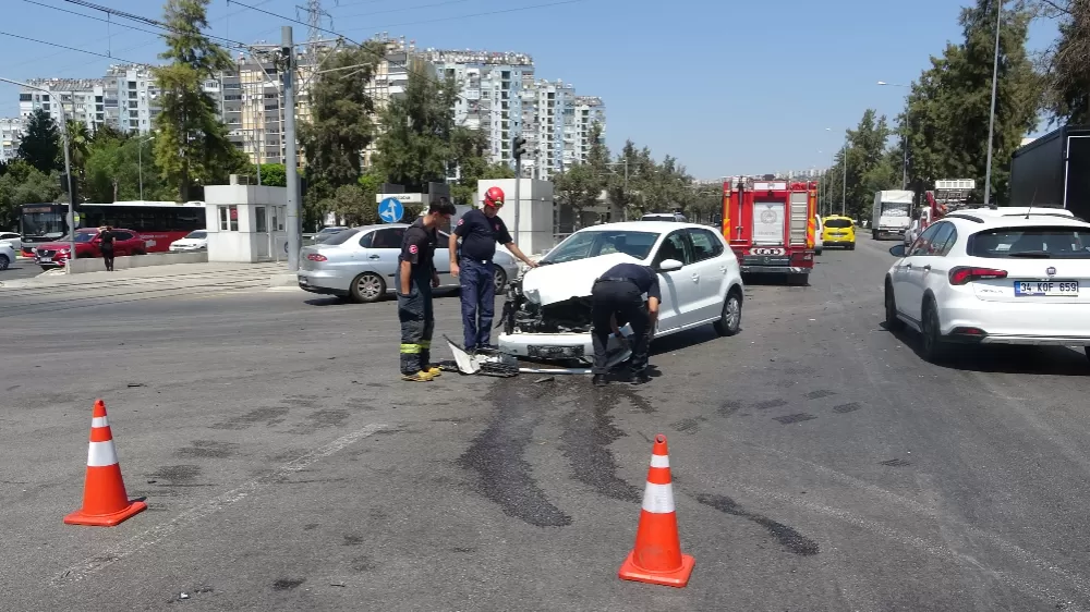 Kamyonet ile otomobil kavşakta çarpıştı 1 yaralı