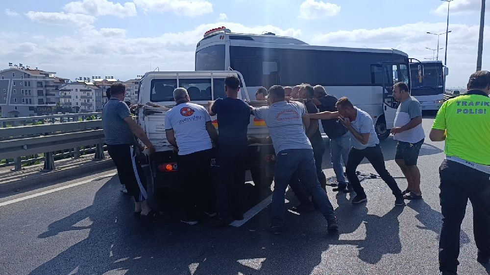 Kamyonetten düşen malzemeleri toplamak isterken zincirleme kazaya sebep oldu:1 yaralı