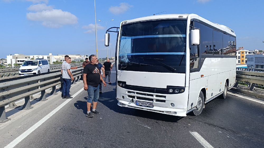 Kamyonetten düşen malzemeleri toplamak isterken zincirleme kazaya sebep oldu:1 yaralı