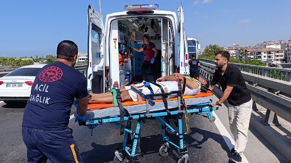 Kamyonetten düşen malzemeleri toplamak isterken zincirleme kazaya sebep oldu:1 yaralı