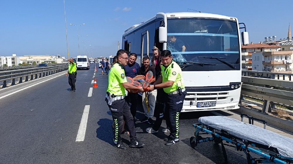 Kamyonetten düşen malzemeleri toplamak isterken zincirleme kazaya sebep oldu:1 yaralı