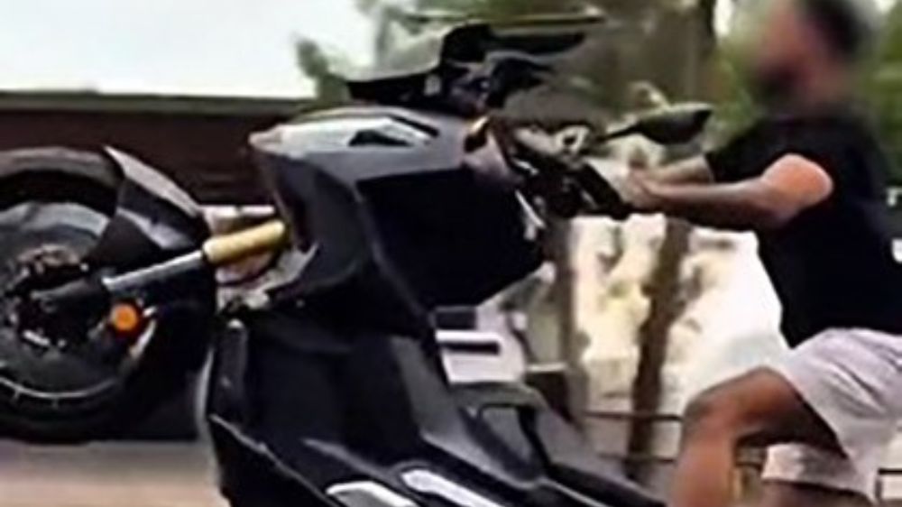 Kasksız ve akrobatik hareketler yapan motosiklet sürücüsüne ceza yağdı