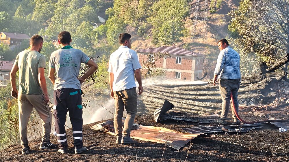  Kastamonu’da peş peşe  orman yangınları  5 samanlık küle döndü