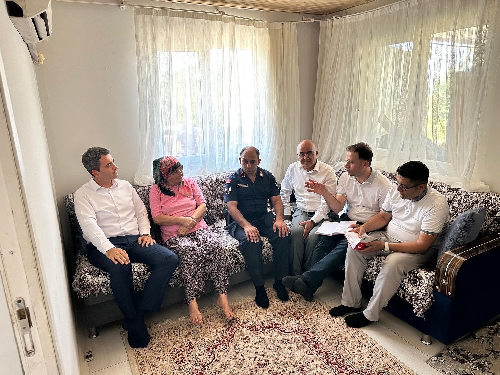 Kaymakam Kuruca evlere konuk oluyor! Karacaören'de aileyi ziyaret etti