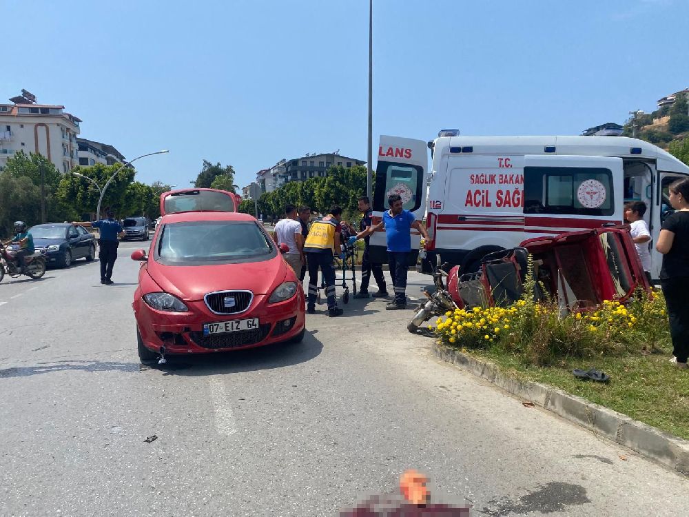 Kazada baba oğul hastanelik oldu