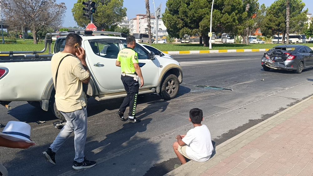 Kazada babasının otomobilinin halini gören küçük çocuk gözyaşlarını tutamadı