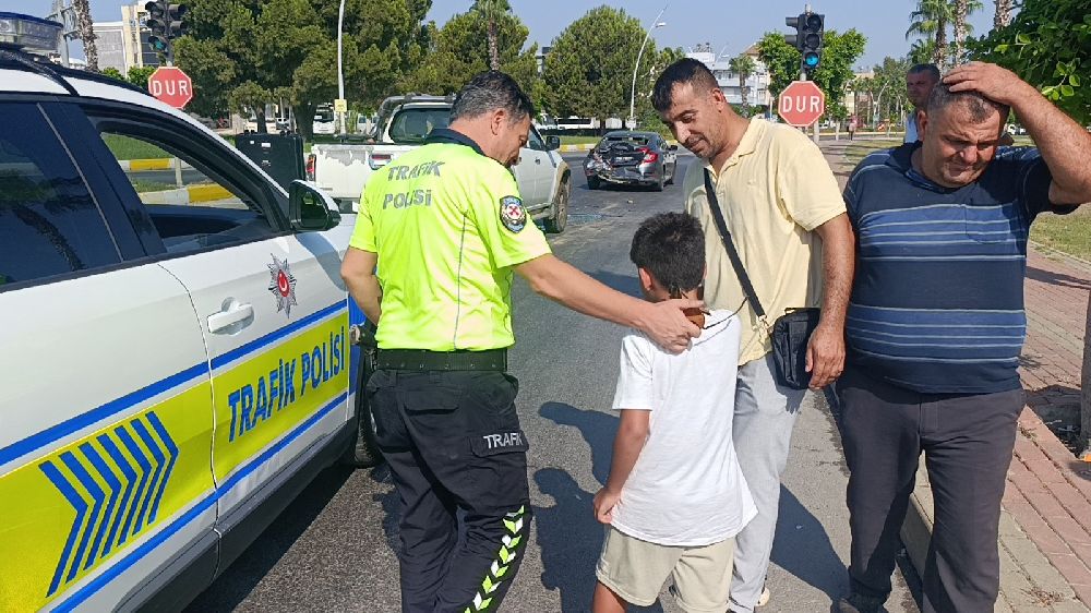 Kazada babasının otomobilinin halini gören küçük çocuk gözyaşlarını tutamadı