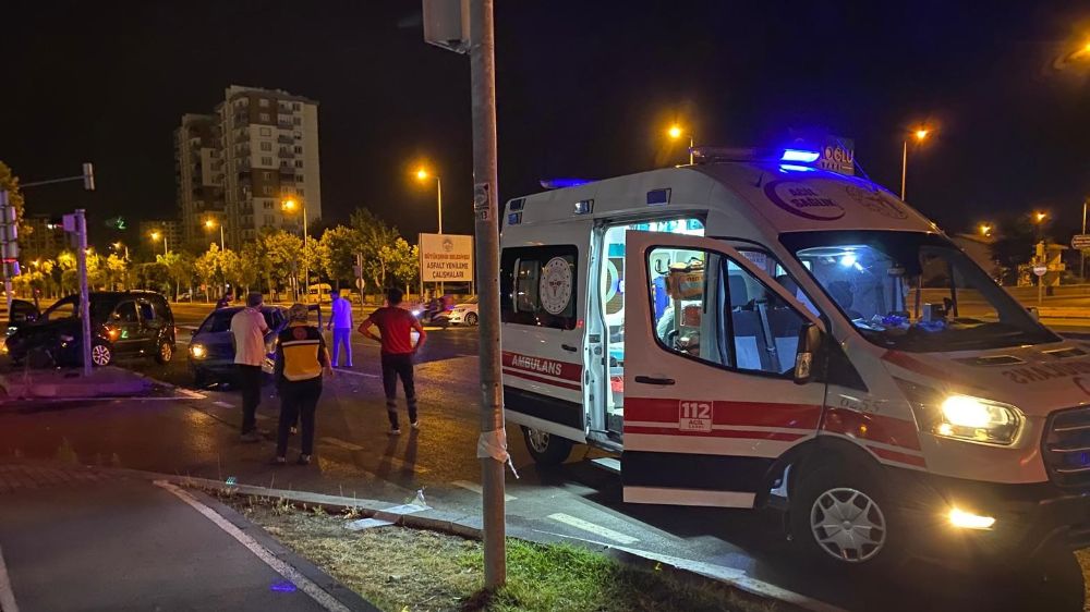  Kazaya sebebiyet veren Alkollü sürücü, kazazedelere "Nasılsınız?" dedikten sonra kaçtı: 3 yaralı