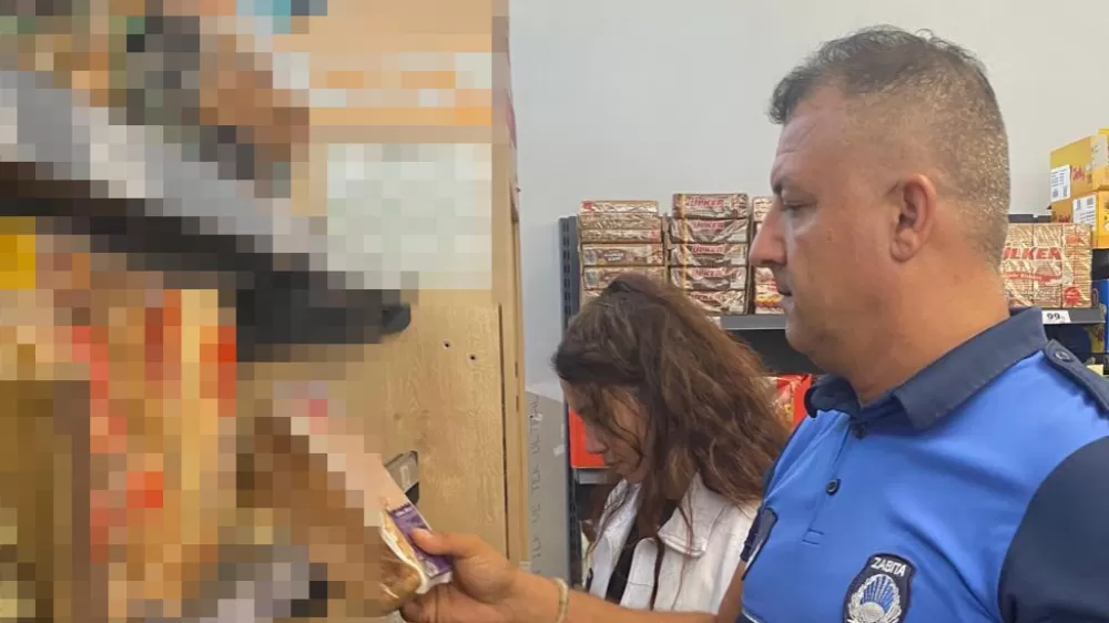 Kemer Belediyesi zabıta ekiplerinden zincir marketlere denetim