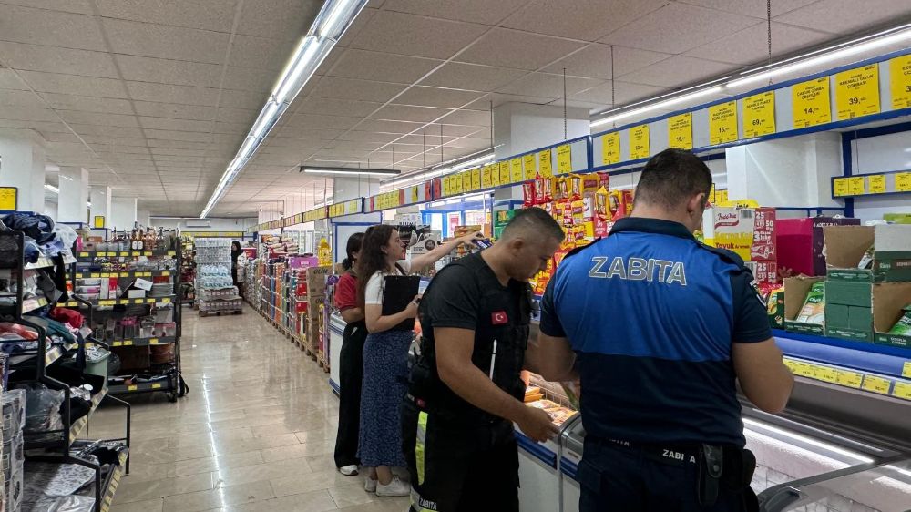 Kemer'de zabıta ekipleri marketlerde etiket ve hijyen denetimi yaptı