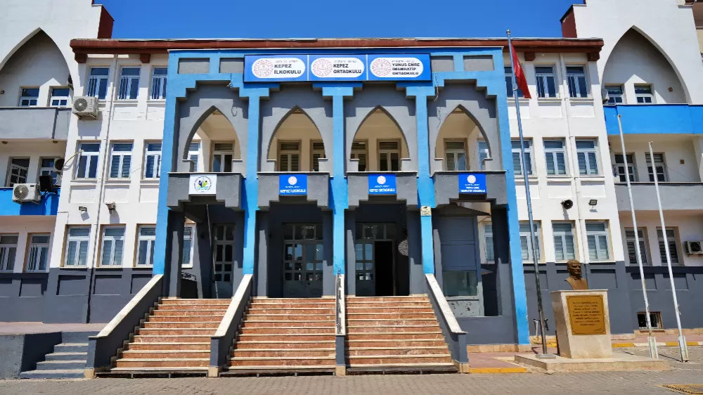 Kepez’de öğrenciler için el ele Öğretmenler tatilde okulu yeniledi