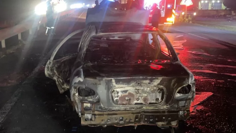     Kırıkkale'de seyir halindeki araç alev aldı  2 yaralı