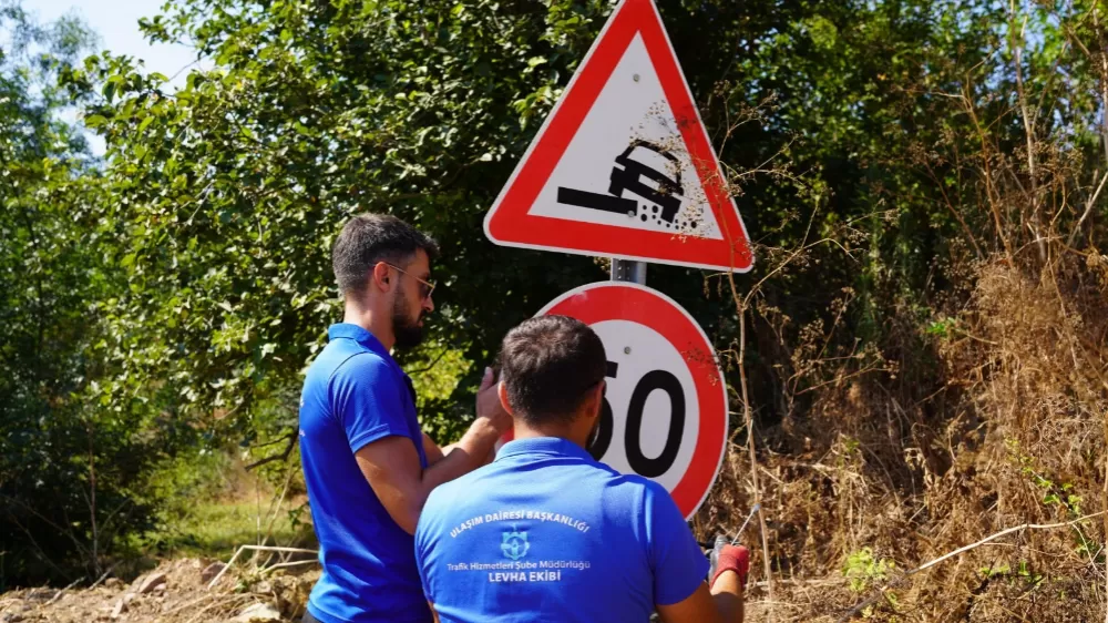 Kırsal ulaşımda levhalar tek tek yenileniyor