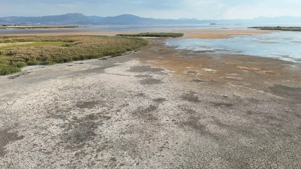 Konya Beyşehir Gölü’nde sular çekilince adalara motorla ve yürüyerek yolculuk başladı