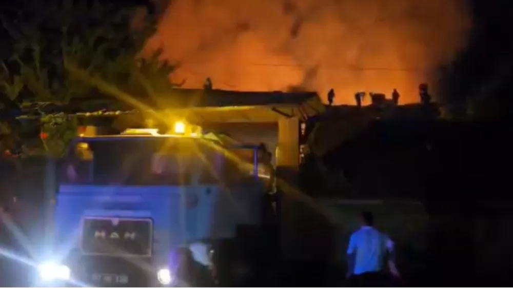 Kütahya Tavşanlı'da Büyük yangın   4 ev kullanılamaz hale geldi 