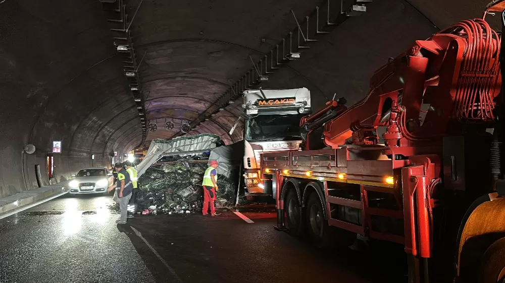  Kuzey Marmara Otoyolu'nda Antalya Plakalı sebze yüklü tır devrildi: Kilometrelerce araç kuyruğu oluştu