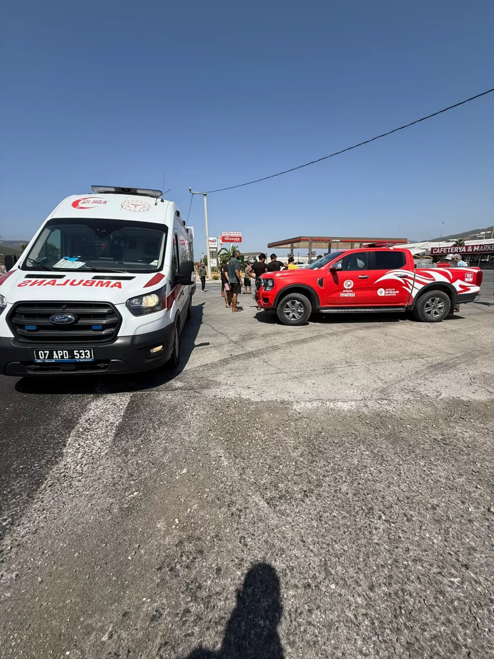 Antalya Gazipaşa'da Otomobil ile çarpışan motosikletlinin kaza anı görüntülendi