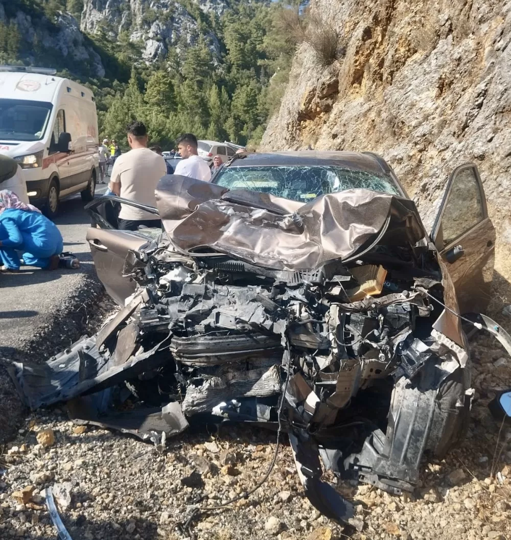 Antalya Akseki-Manavgat karayolunda kafa kafaya çarpıştılar 5 yaralı