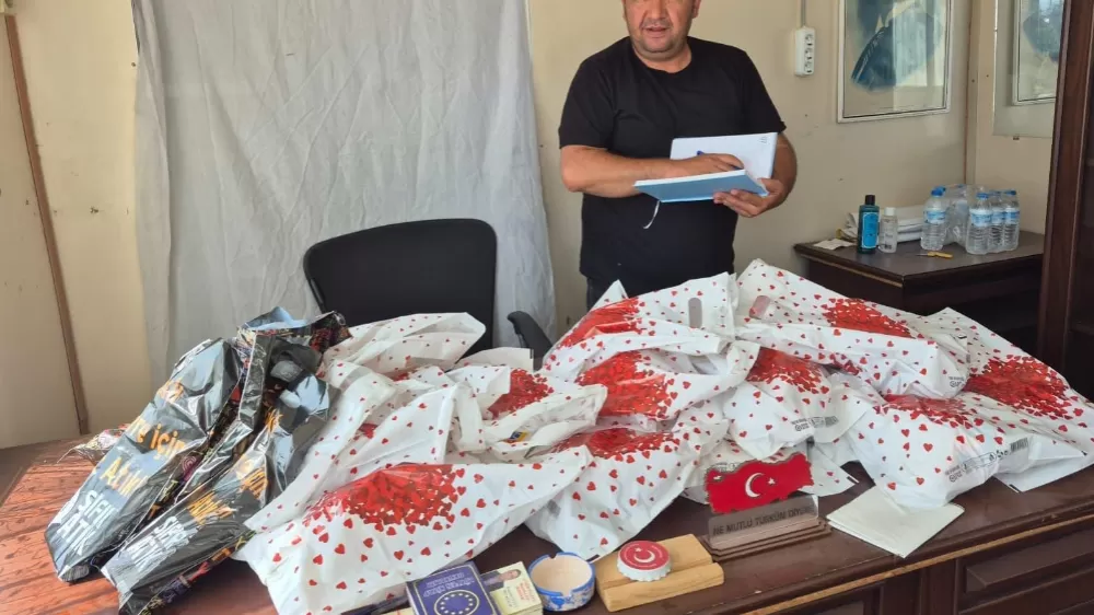 Mahalle muhtarından öğrencilere kırtasiye yardımı