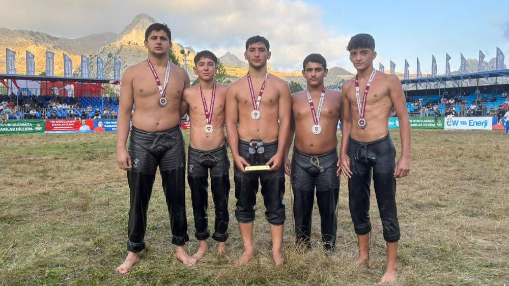 Manavgat Belediyesi Güreş Kulübü pehlivanları, Gökbel Er Meydanı’ndan madalyalarla döndü