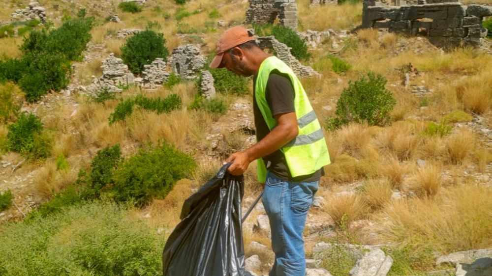 Manavgat Belediyesi’nden tarihi bölgelerde çevre temizliği