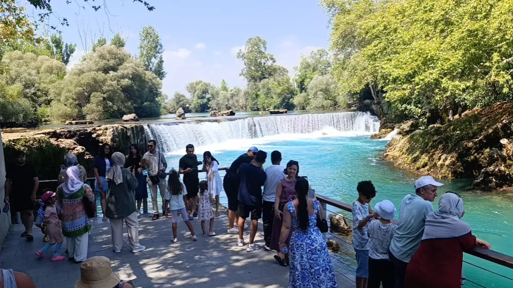 Manavgat Şelalesi’nde sular çekildi, kayalıklar ortaya çıktı