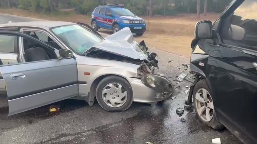 Manavgat’ta otomobil ile ticari araç çarpıştı: 3 yaralı