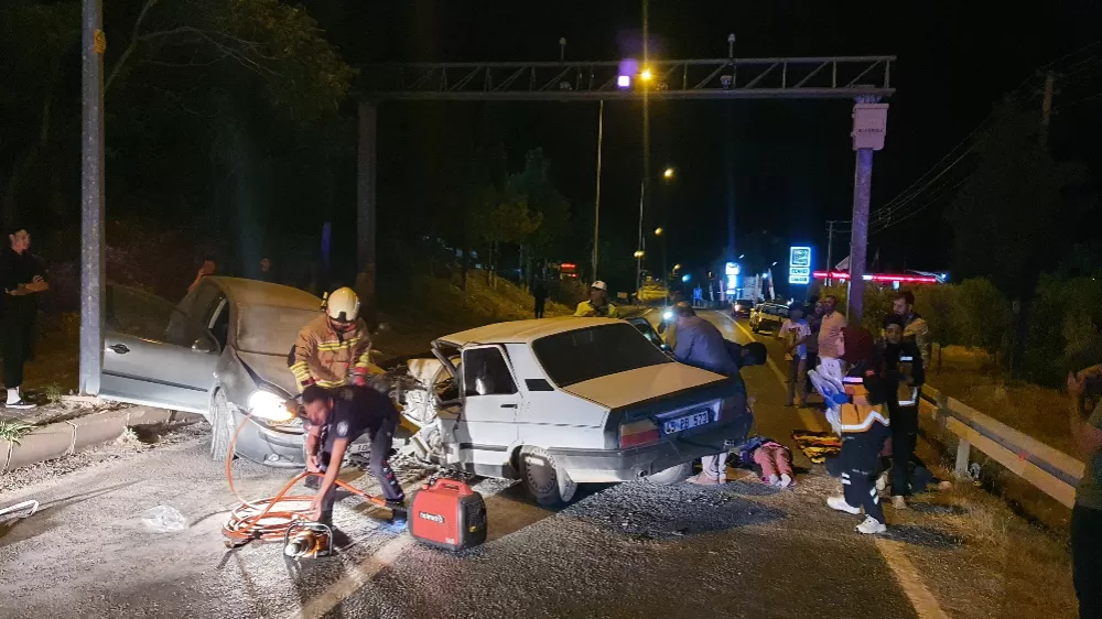 Manisa Demirci'de  iki otomobil kafa kafaya çarpıştı 3’ü çocuk 7 kişi yaralandı.