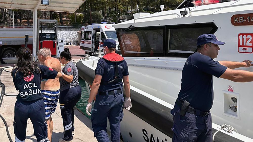 Marmaris açıklarında gezi teknesinde rahatsızlanan vatandaş tahliye edildi