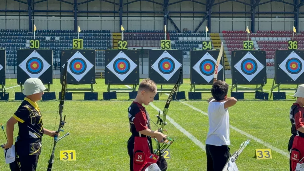Minik sporcular okları hedefe attı
