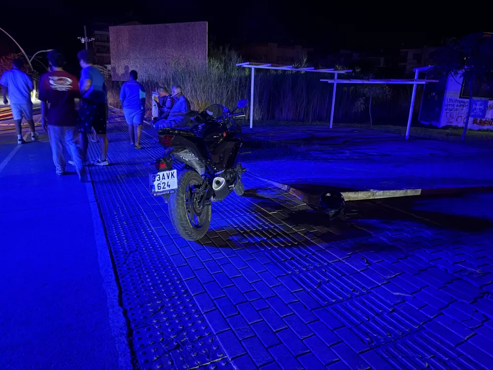 Antalya'da kaza motosiklet devrildi