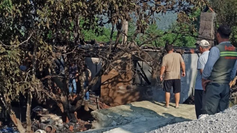 Müstakil ev alevler içinde kaldı, aile fertleri kendilerini camdan dışarı atarak kurtardı