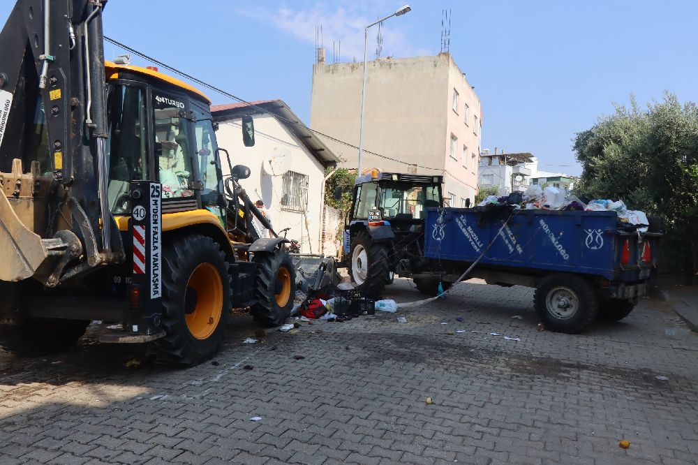 Nazilli Belediyesi çöp evi temizledi: "4 kamyon çöp çıktı"