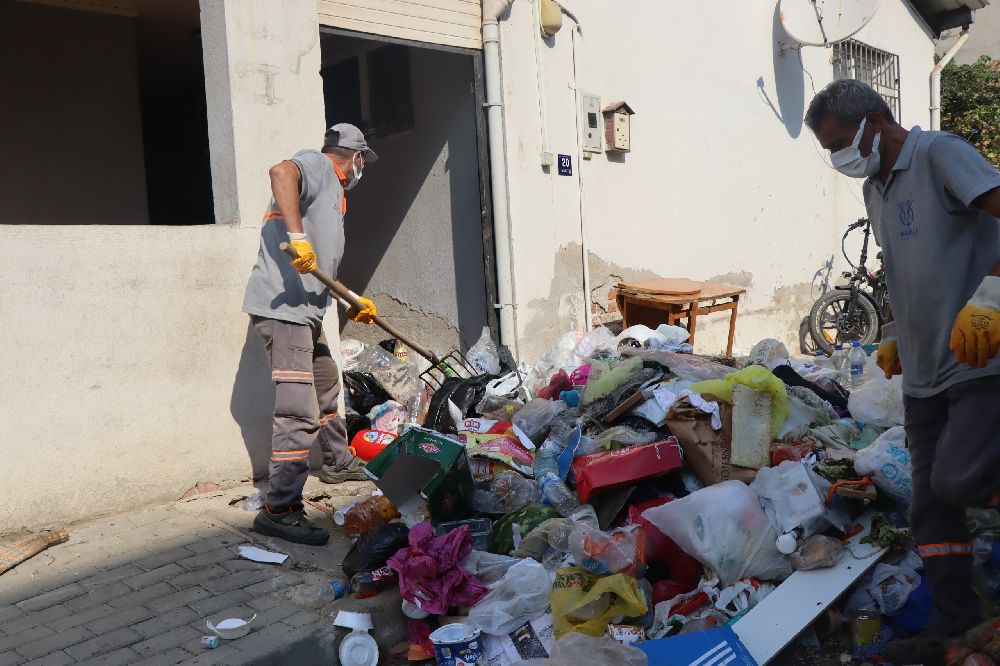 Nazilli Belediyesi çöp evi temizledi: "4 kamyon çöp çıktı"