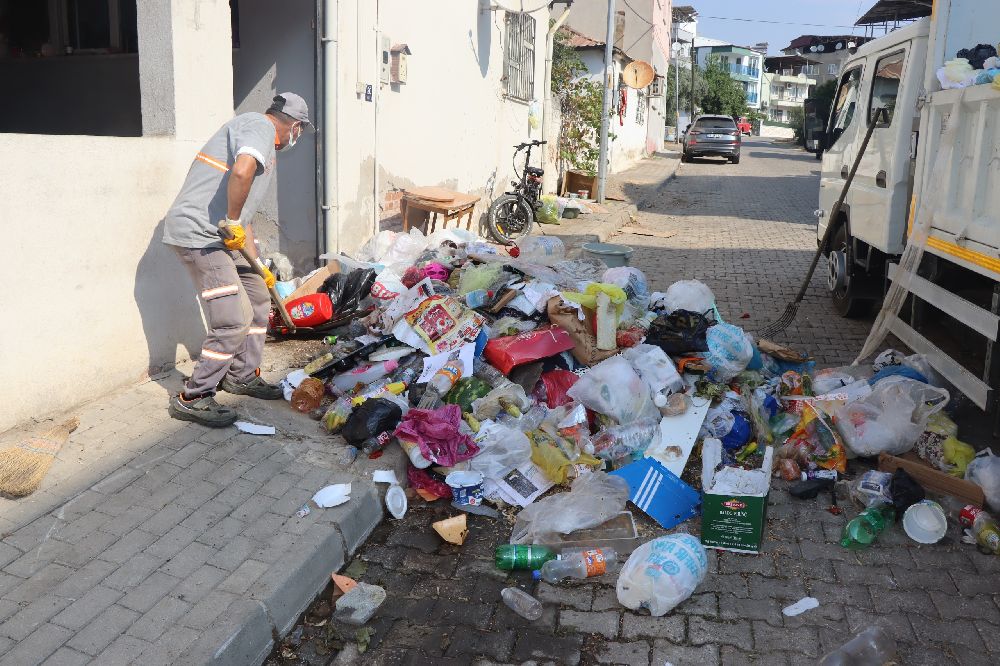Nazilli Belediyesi çöp evi temizledi: "4 kamyon çöp çıktı"