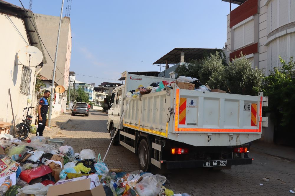 Nazilli Belediyesi çöp evi temizledi: "4 kamyon çöp çıktı"