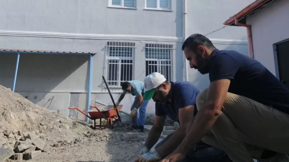 Okul idareci ve çalışanlarından örnek davranış