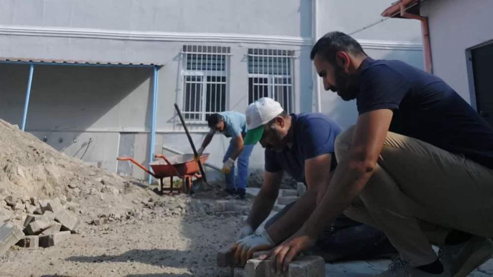 Okul idareci ve çalışanlarından örnek davranış