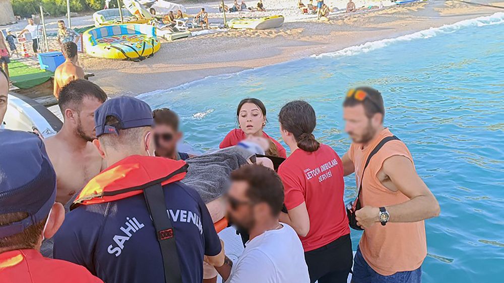 Ölüdeniz’de yüzerken yaralanan vatandaşa Sahil Güvenlik ‘ten tıbbi tahliye