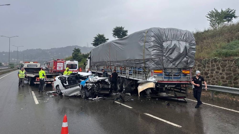 Ordu'da otomobil park halindeki tıra çarptı: 1 ölü, 2 yaralı