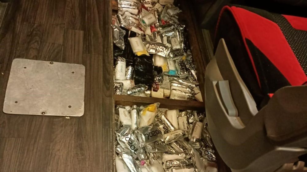 Otobüs zeminine zulalanmış 990 kaçak elektronik sigara ele geçirildi
