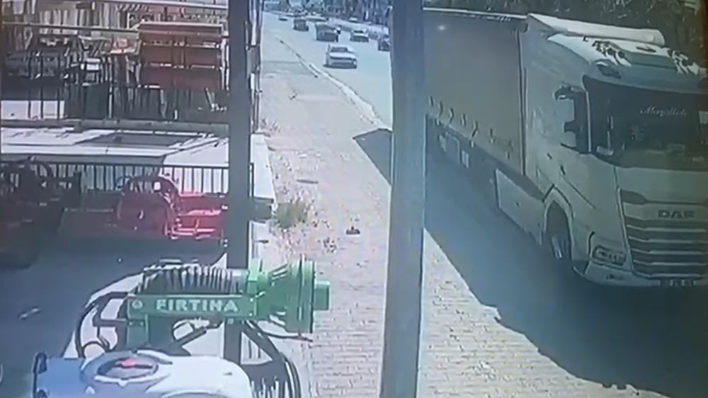 Otomobil, park halindeki tıra çarptı: 4 yaralı