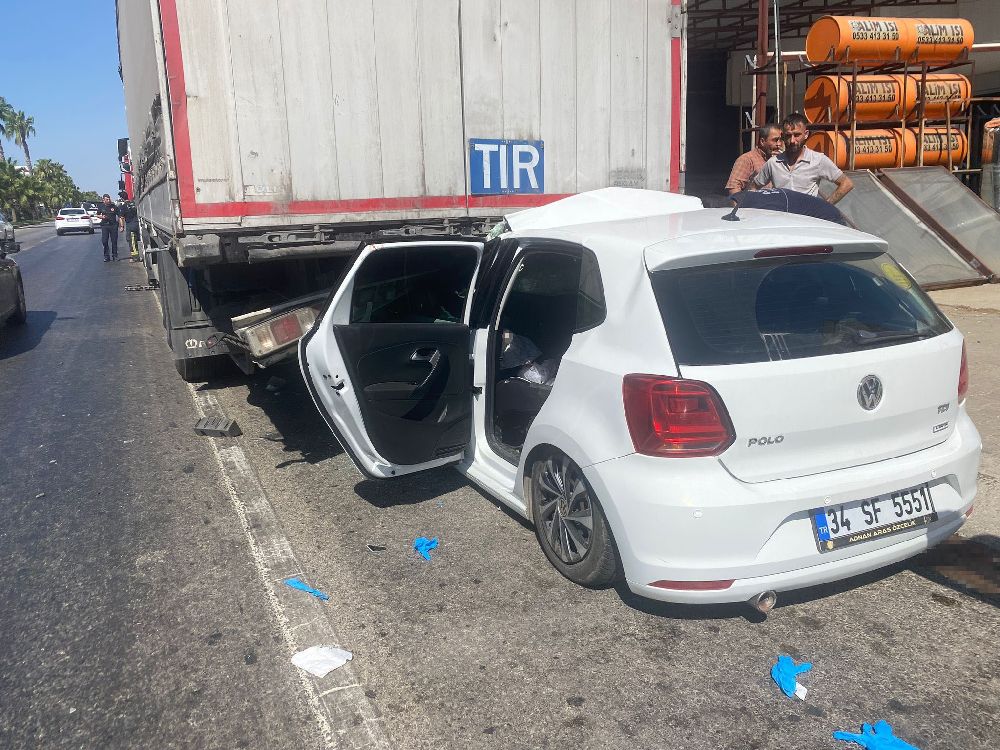 Otomobil, park halindeki tıra çarptı: 4 yaralı